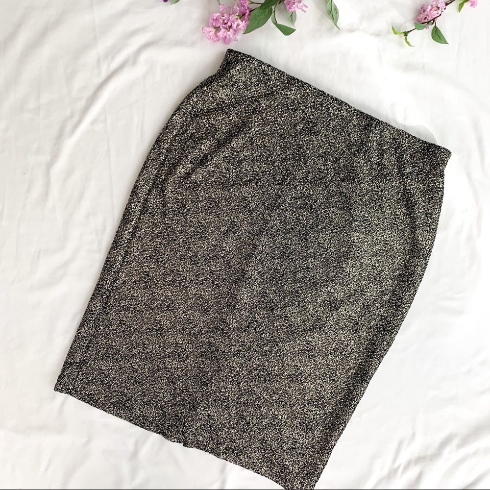 The limited black skirt with gold details